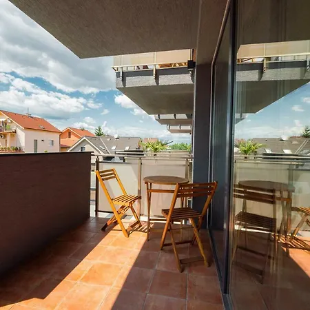 Pri Vstupe Do Aquaparku Lägenhet Senec